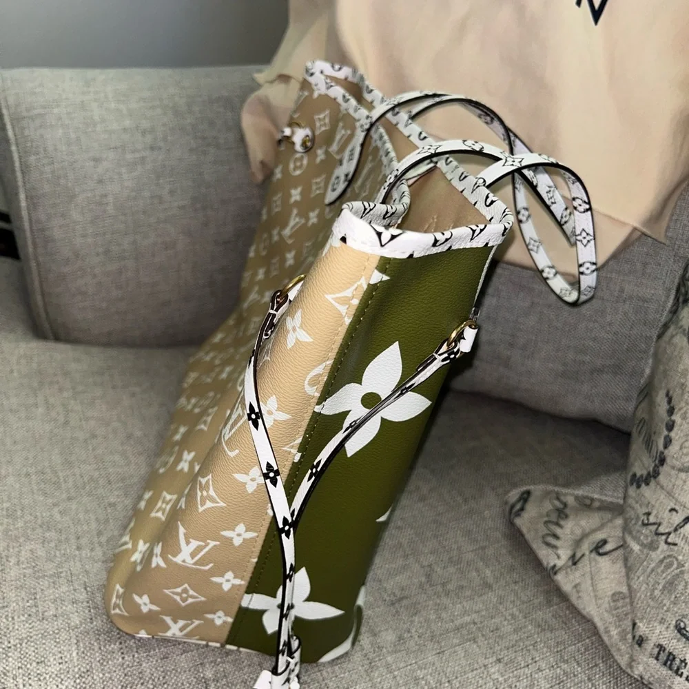 Louis Vuitton Guaranteed Authentic Monogram Giant Neverful MM Khaki and Beige - Picture 5 of 16